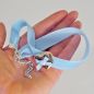 Preview: Kropfband aus hellblauem Samt mit Hirschhornherz Detail