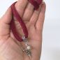 Preview: Kette aus dunkelroter Samtkordel mit Hirschkopf und Süßwasserperle Detail