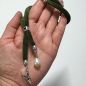 Preview: Y-Kette aus olivfarbener Samtkordel mit Hirschkopf und Süßwasserperle Detail