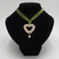 Preview: olivgrüner Samt-Choker mit Perlenherz und Süßwasserperle