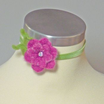 Kropfband aus apfelgrünem Samt mit pinkfarbener Filzblüte