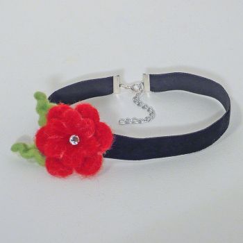 Kropfband aus schwarzem Samt mit roter Filzblüte