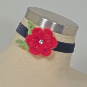 schwarzes Samtkropfband mit roter Filzblüte