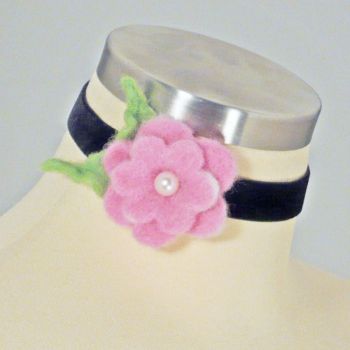 Preview: schwarzes Samtkropfband mit rosa Filzblüte und Süßwasserperle