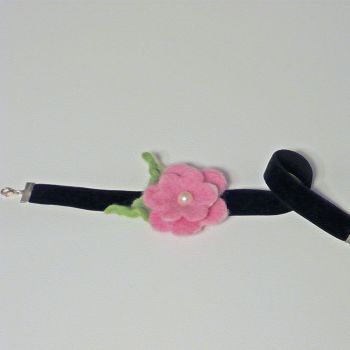 Preview: Kropfband aus schwarzem Samt und rosa Filzblüte mit Süßwasserperle