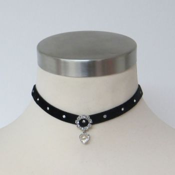 Kropfband aus schwarzem Samt mit Zierspange und Herz