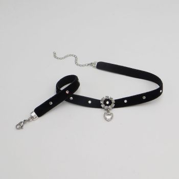 Preview: Kropfband aus schwarzem Samt mit Zierspange, Bordüre, Herz