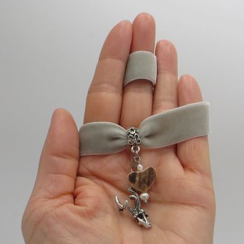 Dirndlkette aus grauem Samt mit Hirschhornherz und Hirschkopf
