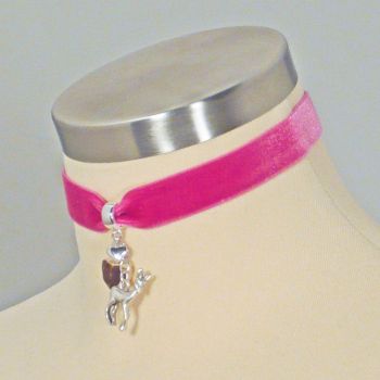 Kropfband aus pinkfarbenem Samt mit Hirschhornherz und Reh