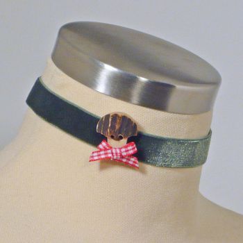 Choker aus olivgrünem Samt mit Hirschhornpilz