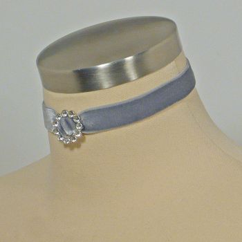 Chokerkette aus grauem Samt mit Zierelement