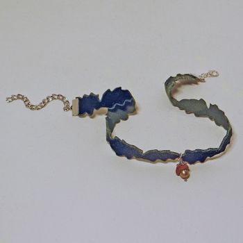 Choker aus olivfarbenem Samt in Form kleiner Eichenblätter mit Eichel und Süßwasserperle