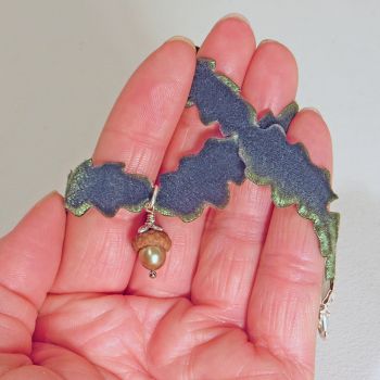Dirndlkette aus olivfarbenem Samt in Form kleiner Eichenblätter mit Eichel und Süßwasserperle