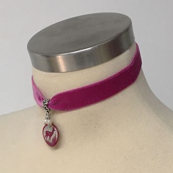 Choker aus pinkfarbenem Samt mit Rehmedaillon und Süßwasserperlen