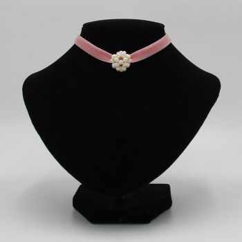 rosa Samt-Choker mit Perlen-Ball