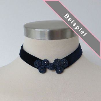 dunkelblaue Samtkette mit Vorderverschluss