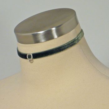 Choker für Anhänger aus olivfarbenem Samt