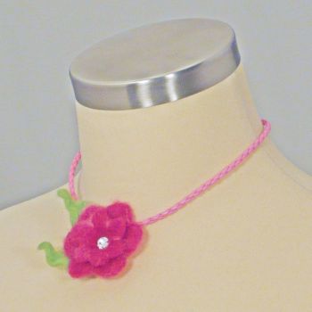 rosa Kette mit handgefilzter pinkfarbener Blüte