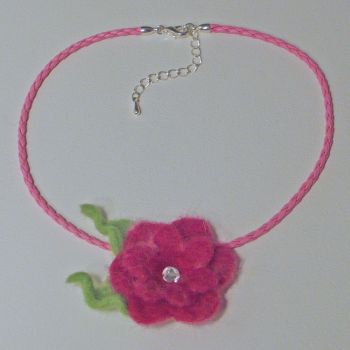 rosa Kette mit handgefilzter pinkfarbener Blüte liegend