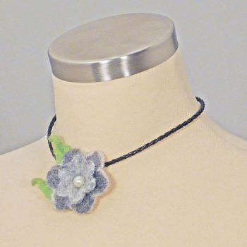 schwarze Kette mit handgefilzter schwarzgrauer Blüte
