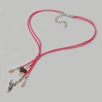 Y-Kette aus rosa Satinkordeln Hirschhornherz Hirschkopf und Süßwasserperlen liegend