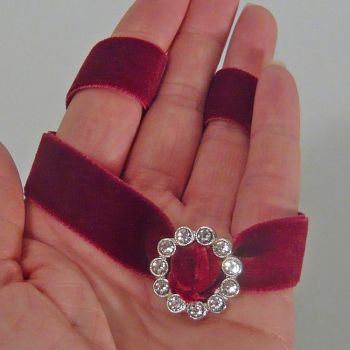 Kette aus dunkelrotem Samt mit Zierelement Detail