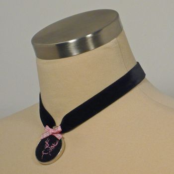 Preview: Kette aus schwarzem Samt Medaillon rosa bestickt