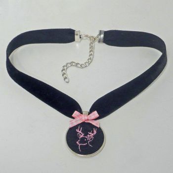 Preview: Kette aus schwarzem Samt Medaillon rosa bestickt liegend