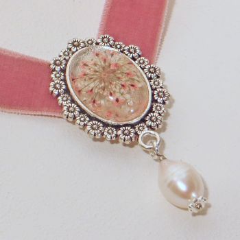 Samtband-Kette mit Blütenmedaillon und Süßwasserperle