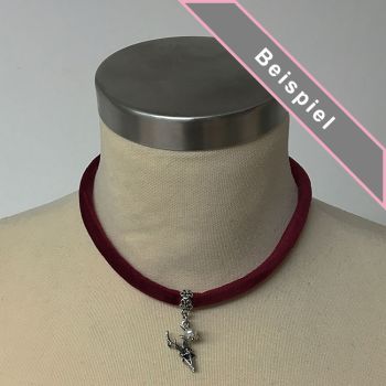 Kette aus dunkelroter Samtkordel mit Hirschkopf und Süßwasserperle vorn