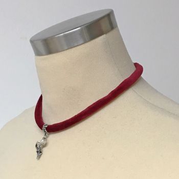Kette aus dunkelroter Samtkordel mit Hirschkopf und Süßwasserperle