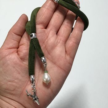 Y-Kette aus olivfarbener Samtkordel mit Hirschkopf und Süßwasserperle Detail