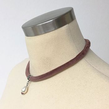 Preview: Kette aus altrosafarbener Samtkordel mit Süßwasserperle