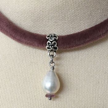 Preview: Kette aus altrosafarbener Samtschnur mit Süßwasserperle