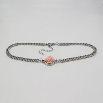 Kette mit rosafarbigem Röschen