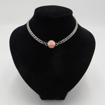 Kette mit Medaillon und Röschen