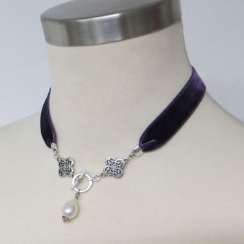 Samtkette in Violett mit Perle