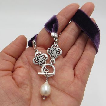 Samtkette Violett mit Perle und Vorderverschluss