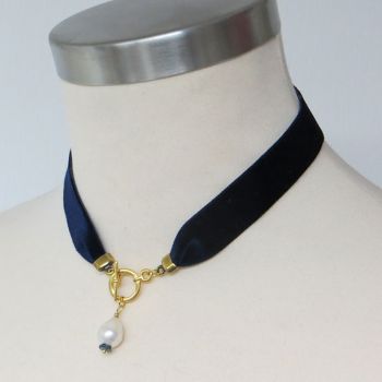 Samtkette in Dunkelblau mit Perle