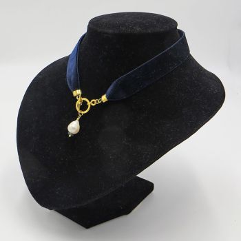 Samtkette Blau mit Perlentropfen