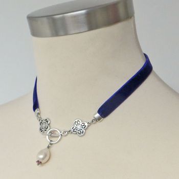 Samtkette in Lila mit Perle