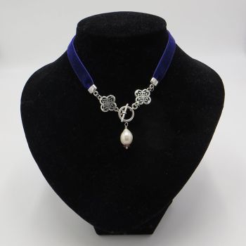 Samtkette Lila mit Perlentropfen