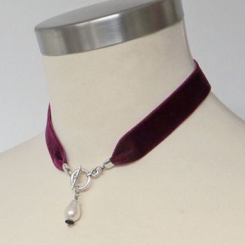 Samtkette in Dunkelrot mit Perle