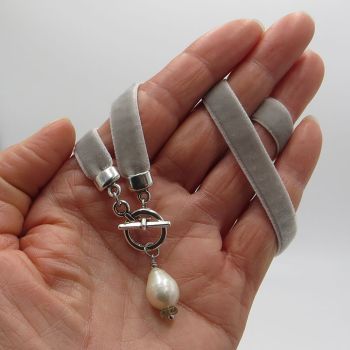 Samtkette in Grau mit Perlentropfenanhänger