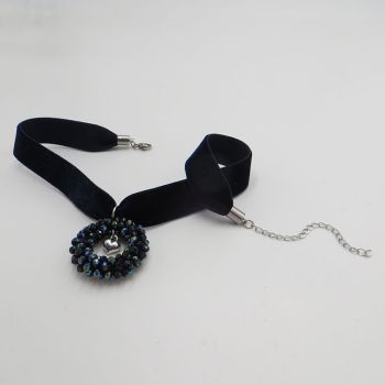 blaue Kette aus Samt mit Perlenkringel