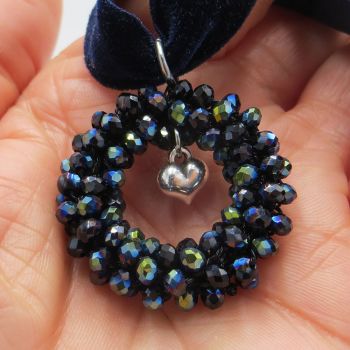 Kette aus blauem Samt mit Perlenkringel