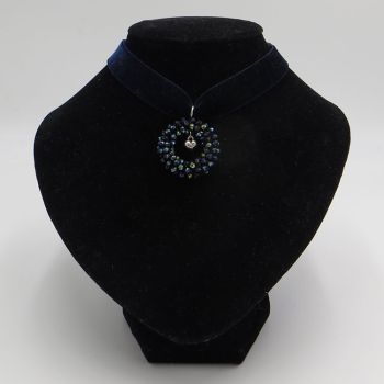 blaues Samt-Collier mit Perlenkringel