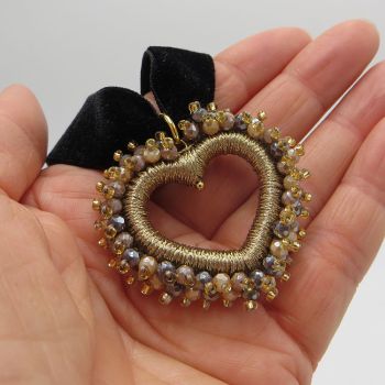 schwarze Samt-Kette mit nudefarbenem Perlenherz