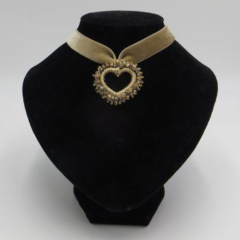 taupefarbenes Samt-Collier mit Perlenherz