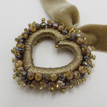 nudefarbenes Samt-Collier mit Perlenherz